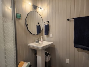 Ducha, secador de pelo, toallas y jabón