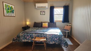 Room - 1-bedroom, dog friendly cottage (Hot Springs)