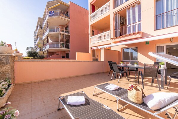 Outdoor dining - Beachfront Apartment in Empuriabrava With Pool (Castello d'Empuries)