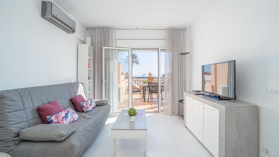 Beachfront Apartment in Empuriabrava With Pool