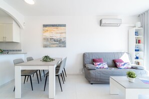Apartment | Dining - Beachfront Apartment in Empuriabrava With Pool (Castello d'Empuries)