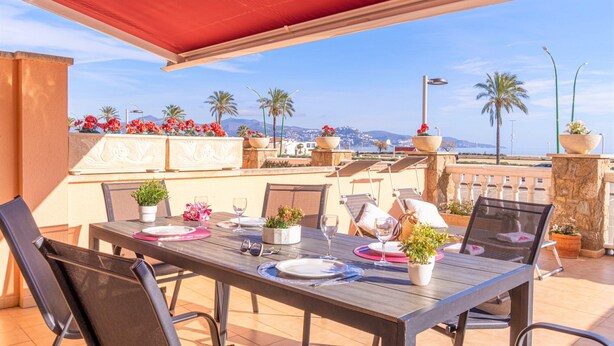 Apartment | Outdoor dining - Beachfront Apartment in Empuriabrava With Pool (Castello d'Empuries)