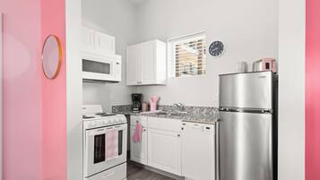 Køleskab, mikrobølgeovn, ovn, kogeplade