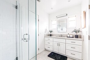 Douche, sèche-cheveux, serviettes fournies