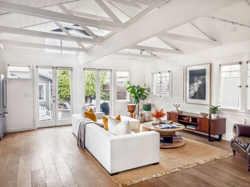 Welcome to  our a sun-soaked Venice Beach retreat where boardwalk energy meets backyard calm.
