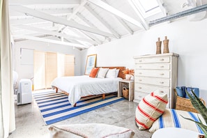 2 habitaciones, escritorio, tabla de planchar con plancha y wifi