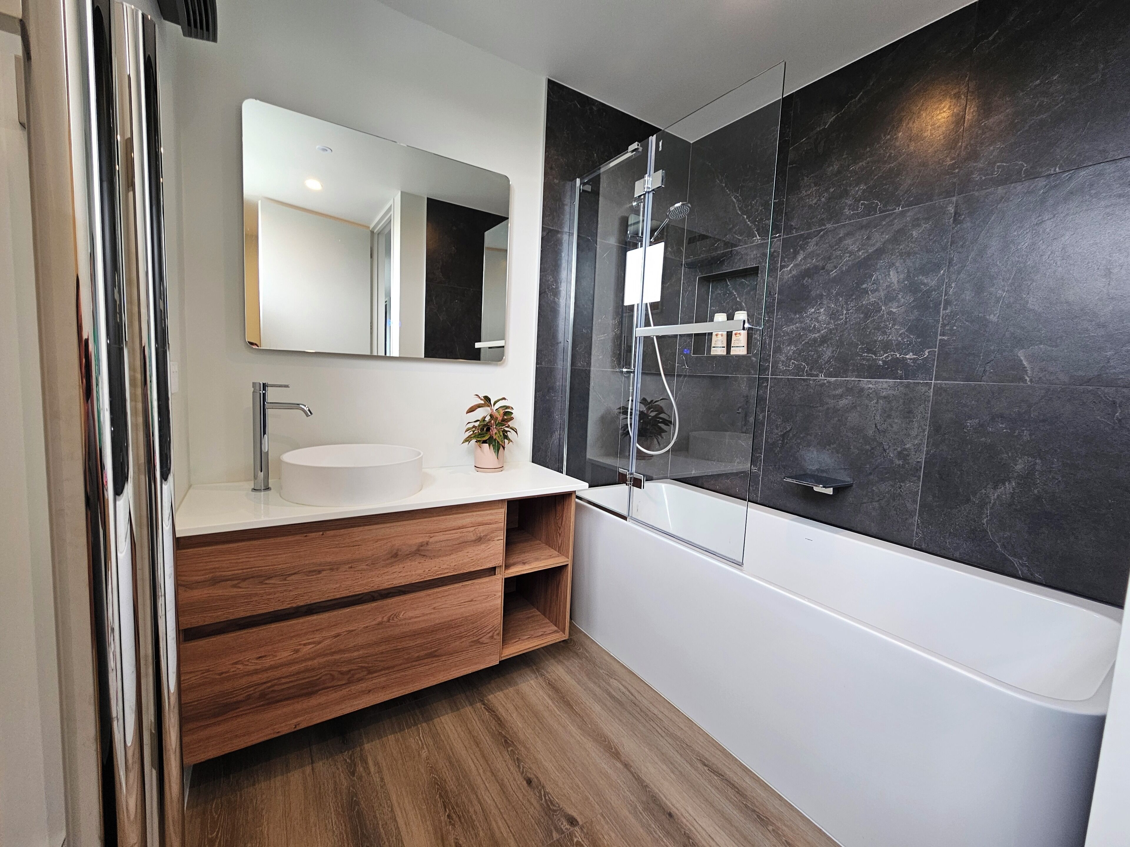 Douche, serviettes fournies, savon, papier toilette