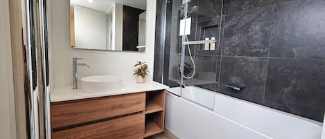 Bruser, håndklæder, Sæbe, Toiletpapir