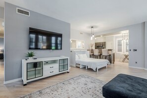 Smart TV - Upscale Kierland~Pets~HotTub~Pool~Greenside 9 ~ Pet Friendly ~ Golf Retreat (Scottsdale)