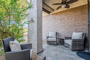 Terrace/patio - *Special* Kierland~Pets~Pool~HotTub~Greenside 9 ~ Pet Friendly ~ Golf Retreat (Scottsdale)