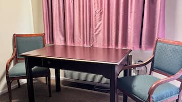 Comfort Single Room | Desk, iron/ironing board, free WiFi
