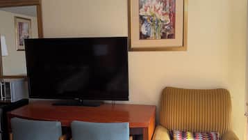 Deluxe Room | Desk, iron/ironing board, free WiFi
