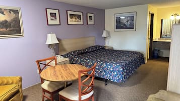 Escritorio, tabla de planchar con plancha y wifi gratis