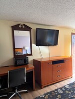 Escritorio, tabla de planchar con plancha y wifi gratis 