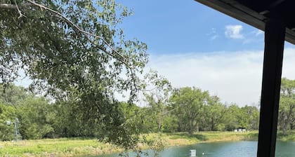 Grandpaâs cozy cabin in Arlington with WiFi, AC, grill,fishing, pedal boat,kayak