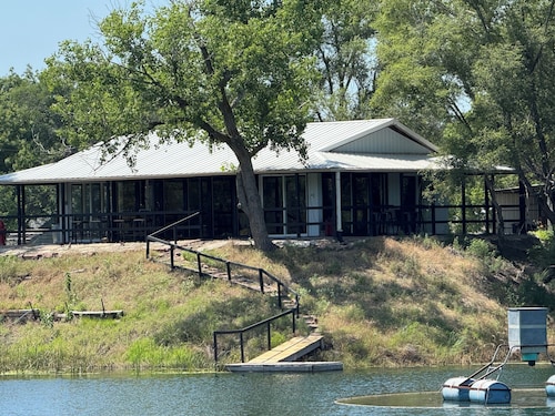 Grandpa’s cozy cabin in Arlington with WiFi, AC, grill,fishing, pedal boat,kayak