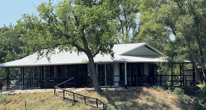 Grandpa’s cozy cabin in Arlington with WiFi, AC, grill,fishing, pedal boat,kayak