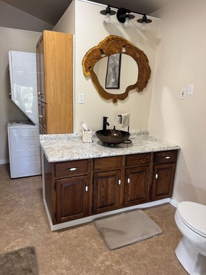 Een haardroger, handdoeken, toiletpapier