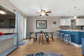 Dining - Cozy 2-bedroom condo with beautiful view and within 1000 steps to beach (Destin)