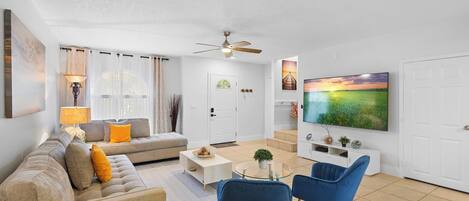 Smart-tv, eldstad och böcker