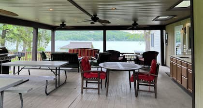 Charming 4-bedroom house with WiFi and AC in Branchport