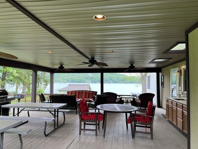 Charming 4-bedroom house with WiFi and AC in Branchport