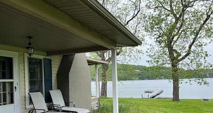 Charming 4-bedroom house with WiFi and AC in Branchport