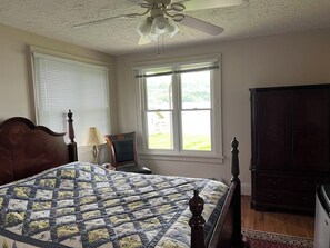 4 bedrooms, iron/ironing board, free WiFi, bed sheets - Charming 4-bedroom house with WiFi and AC in Branchport (Branchport)