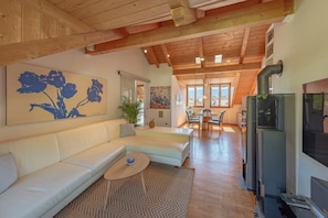 Smart-TV, bøker og stereoanlegg