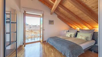 1 bedroom, desk, travel crib, free WiFi