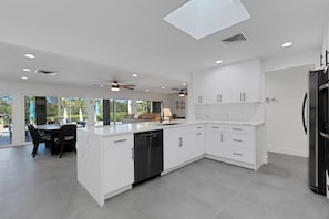 Micro-ondes, four, plaque de cuisson, lave-vaisselle