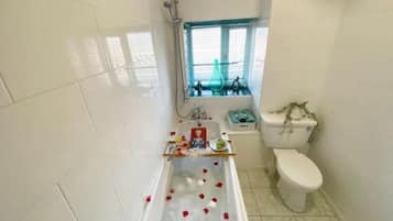 Secador de pelo, toallas, jabón y papel higiénico