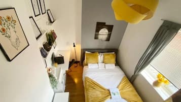 1 dormitori, planxa i posts de planxar, wifi i roba de llit