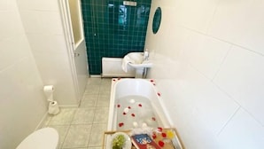 A bathroom with a bathtub, toilet, and sink. - The Anchor - Open Plan Living in South Shields (South Shields)