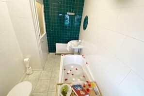 Hair dryer, towels, soap, toilet paper - The Anchor - Open Plan Living in South Shields (South Shields)