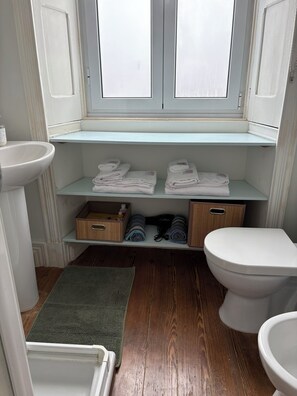 Dusch, hårtork, bidé och handdukar