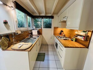 Kühlschrank, Mikrowelle, Ofen, Kochgeschirr/Geschirr/Besteck