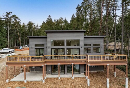 Lakefront w/ dock  4-bedtoom modern  house on delightful Anderson Island