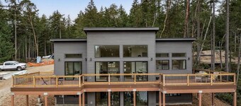 Lakefront w/ dock  4-bedtoom modern  house on delightful Anderson Island