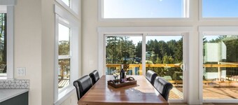 Lakefront w/ dock  4-bedtoom modern  house on delightful Anderson Island