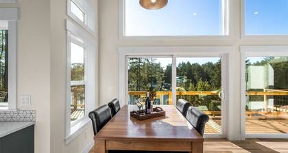 Lakefront w/ dock 4-bedtoom modern house on delightful Anderson Island