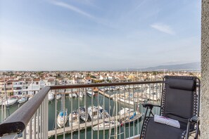 Apartment | Balcony - Apartment in Empuriabrava With Sea Views (Castello d'Empuries)
