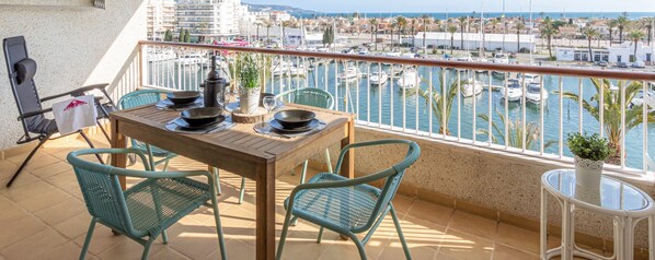 Apartamento | Restaurante al aire libre
