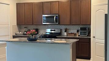 House, 4 Bedrooms, Accessible, Balcony | Private kitchen