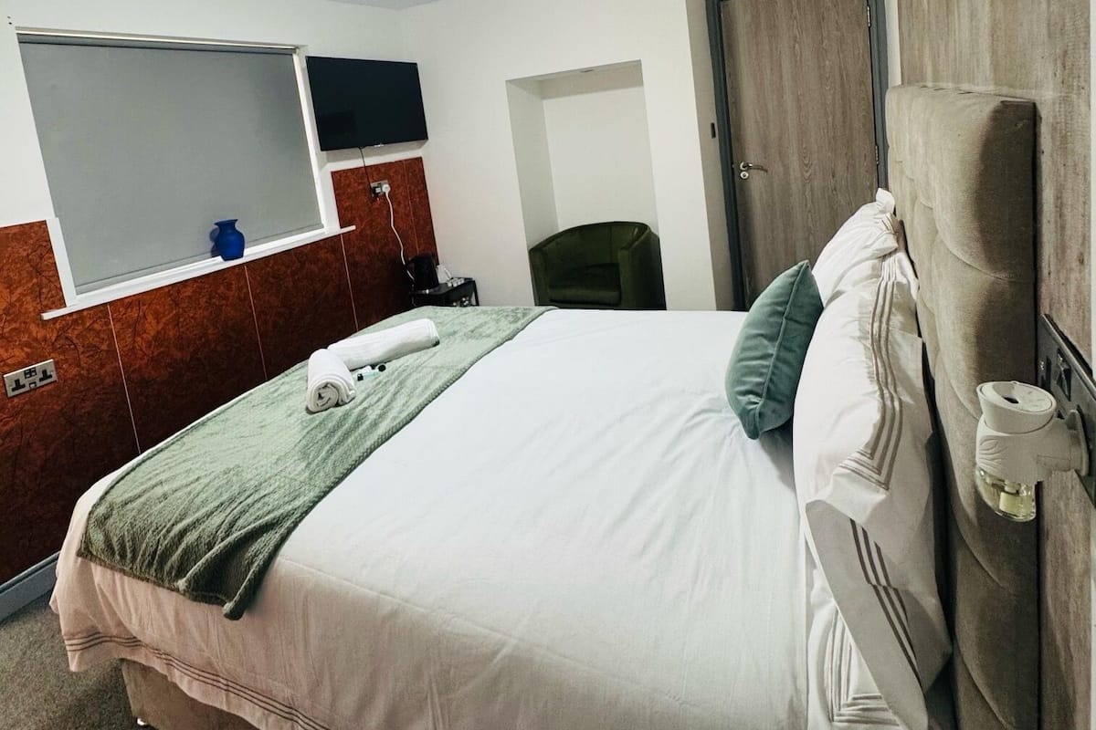 Hypo-allergenic bedding, iron/ironing board (on request), free WiFi