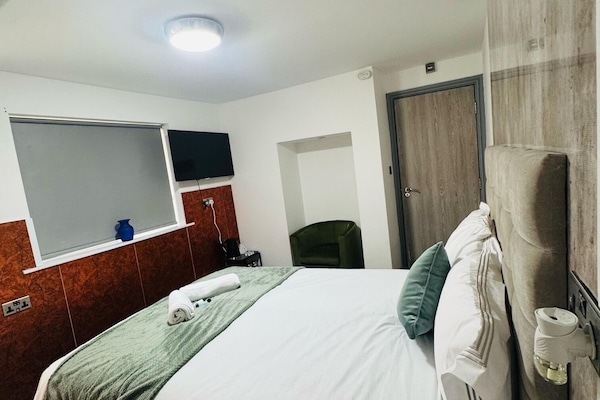 Seprai antialergi, setrika/meja setrika, Wi-Fi gratis, dan seprai linen