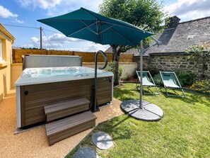 Outdoor spa tub - The Puisatier's House (PLUMELIAU-BIEUZY)
