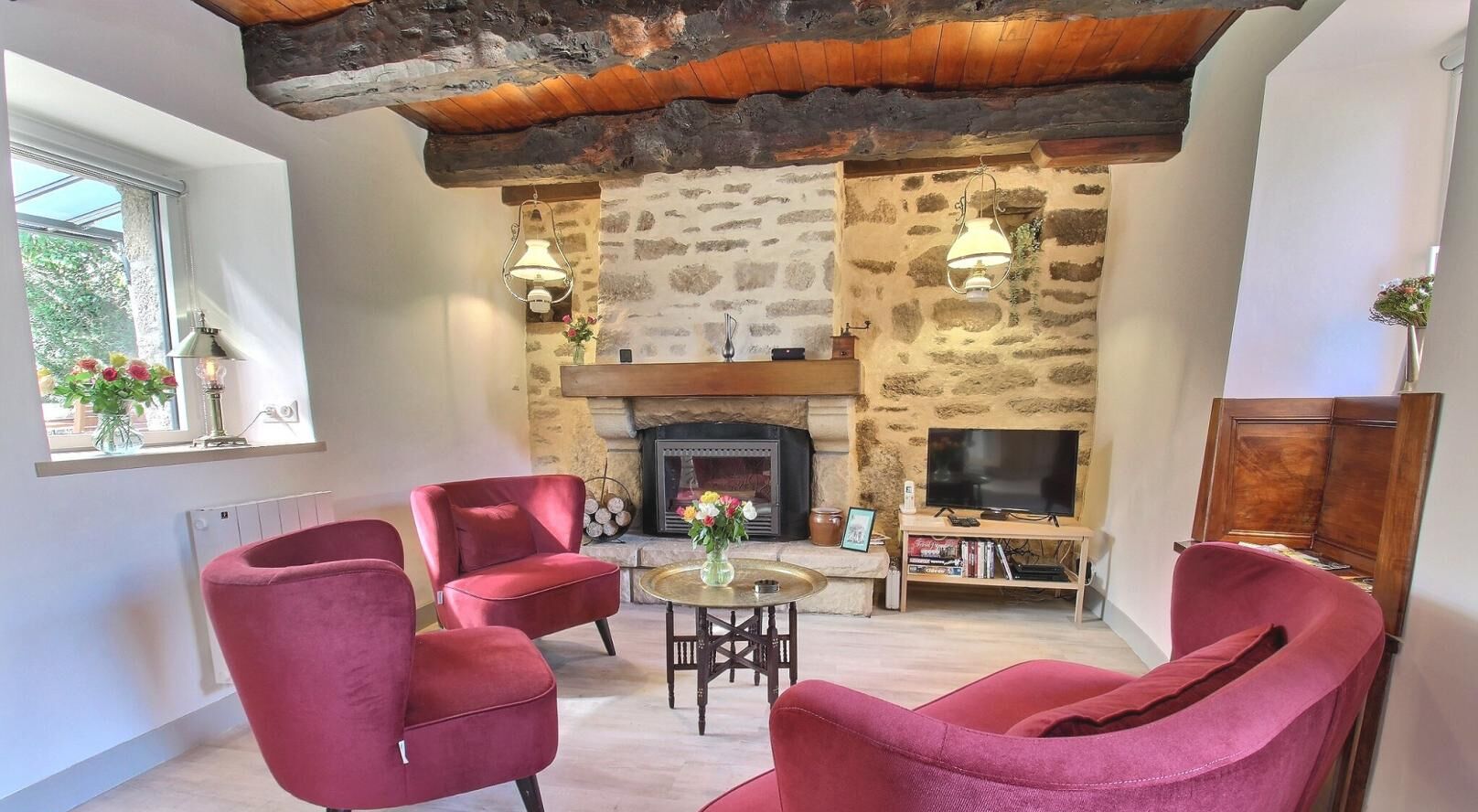 Televisión, chimenea, reproductor de DVD y tenis de mesa 