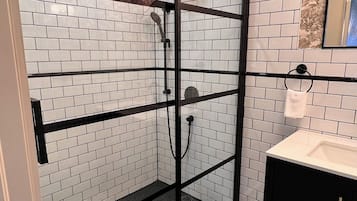 Douche, sĂšche-cheveux, serviettes fournies, savon
