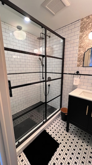 Douche, sĂšche-cheveux, serviettes fournies, savon